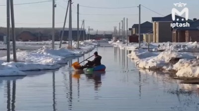 Сокуры в воде: жители передвигаются на тюбингах, гребут лопатами