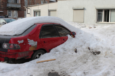 Брошенное авто во дворе: как убрать &laquo;недвижимое&raquo; имущество законно