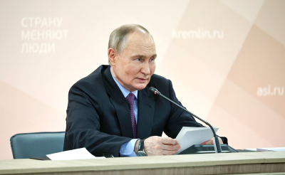 Путин встретил мальчика, поцелованного 25 лет назад в Пекине