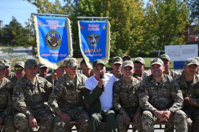 Солдаты встретились с автором военных песен