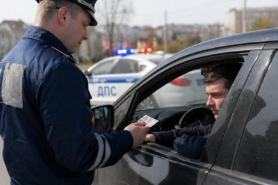 Почему в июне ГАИ начнет обращать повышенное внимание на машины с опущенными окнами
