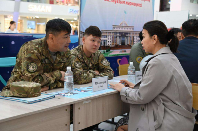 В Актау прошла ярмарка вакансий для желающих поступить на воинскую службу