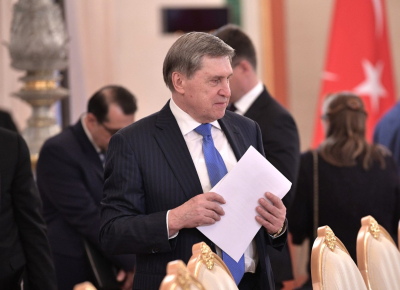 FT: помощник Путина Ушаков грубо отказал советникам Макрона