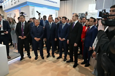 Рустам Минниханов осмотрел выставку &laquo;Иннопром. Центральная Азия&raquo;