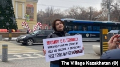 Алматинского журналиста, проведшего пикет в поддержку активиста Темирлана Енсебека, арестовали на 15 суток
