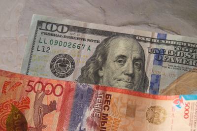 На бирже доллар продается возле отметки 515 тенге