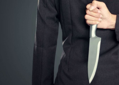 Россиянка с ножом забаррикадировалась в квартире и не впускала МЧС