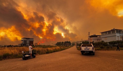 Лесные пожары в Анталье добрались до курортов: туристов эвакуировали из отелей среди ночи