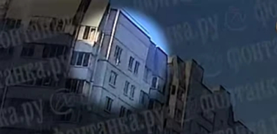 Полуторагодовалый ребёнок выпал из окна 10-го этажа в Петербурге и остался жив. Его спасли очевидцы, растянув пальто