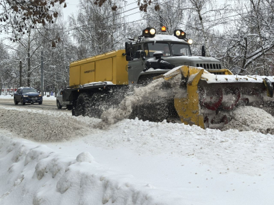 &laquo;Засыпало парковку&raquo;: в Калуге грейдер завалил снегом частную территорию после чистки дороги