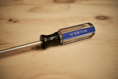 Няня накинулась с отверткой на дедушку и ребенка в США