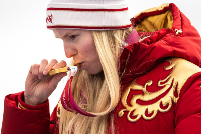 Взяла золото и разрыдалась: самые яркие фото горнолыжницы Ворончихиной