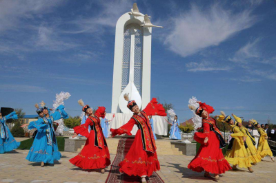 В родном селе Нургисы Тлендиева установлена мемориальная стела