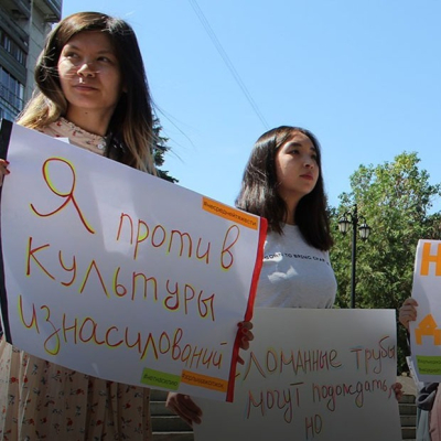 Акция активистов на Арбате: «Восстановить трубы можно успеть, а вот сломанные души нет»