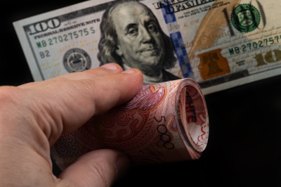 Тенге снизился к доллару, но прогнозируется удержание в узком диапазоне