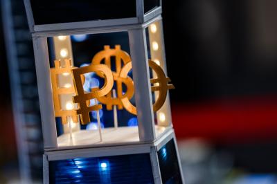 ЦБ&nbsp;понизил курсы евро и&nbsp;доллара больше чем на&nbsp;два рубля