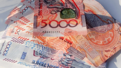 Тенге вернулся к росту на KASE в паре с долларом