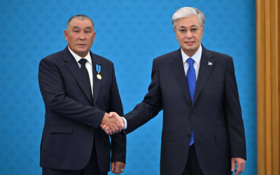 Актюбинский нефтяник получил медаль из рук президента