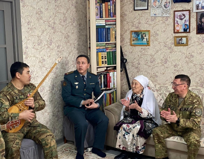 Слова памяти и благодарности: Гвардейцы поздравили труженика тыла
